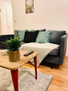 Saniertes Studio mit Balkon, WLAN, Netflix & Küche in City-Nähe
